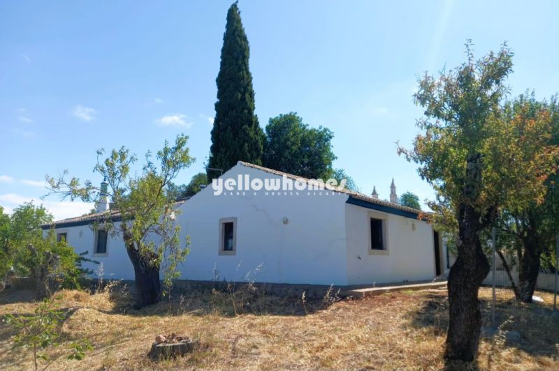 Casa rural com vistas panorâmicas e potencial de expansão perto de Loulé